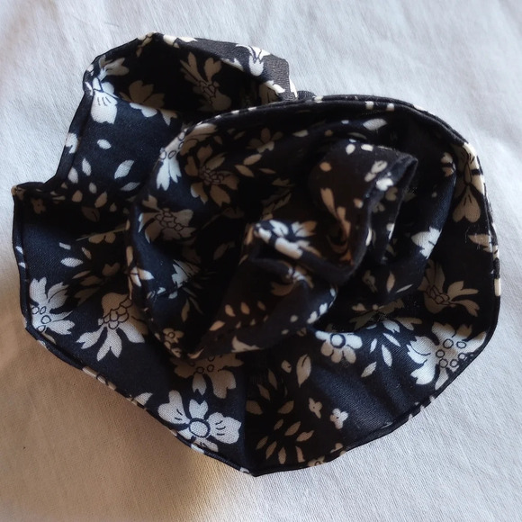 Liberty of London Art Fabric Scrunchie Black White Capel Floral Cottagecore - Picture 3 of 11